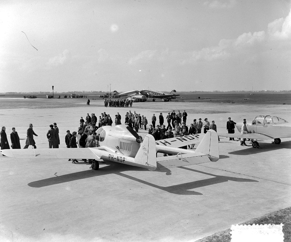Nationale Luchtvaartdag Schiphol, o.a. bezoek scholieren, Bestanddeelnr 906-4072