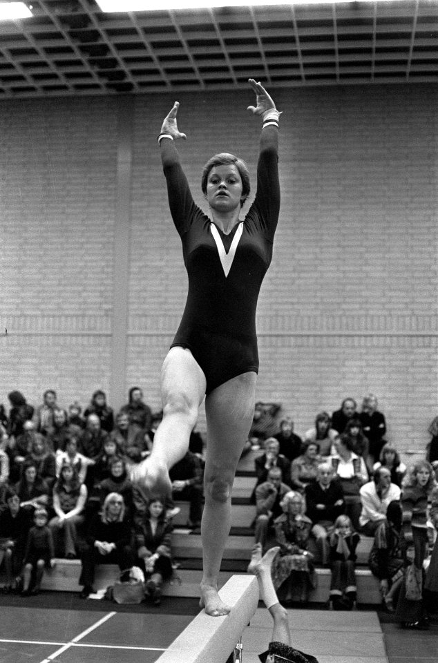 Nationale Turnkampioenschappen dames in Utrecht nr. 17, 19 Ans Dekker in aktie, Bestanddeelnr 928-8855