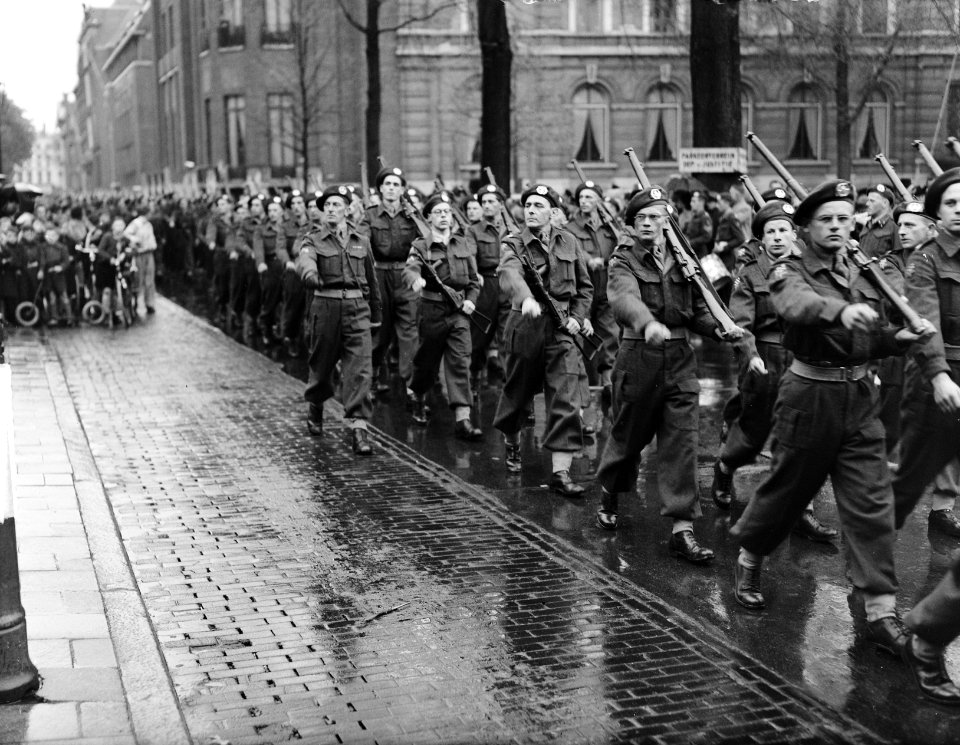 Nationale Reserve defile in Den Haag, Bestanddeelnr 903-9351