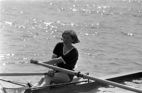 Nationale Roeiwedstrijden op Bosbaan nr. 20 , 21, 22 dames skiffeur J. v. Driel, Bestanddeelnr 922-4997