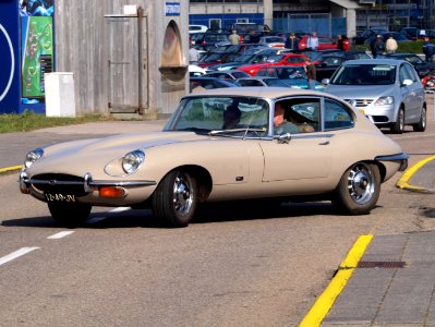 Nationale oldtimerdag Zandvoort 2010, JAGUAR E-TYPE 2+2, 12-49-JV pic2