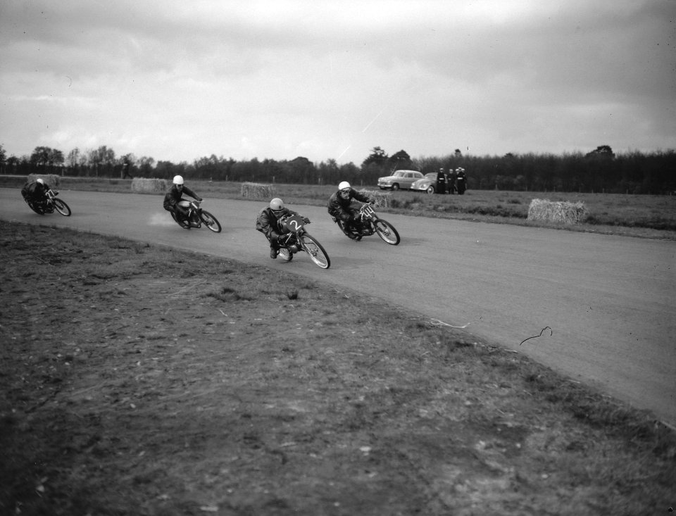 Nationale motorraces op het circuit van Assen van het kamp van Nederland. 350cc , Bestanddeelnr 910-3415