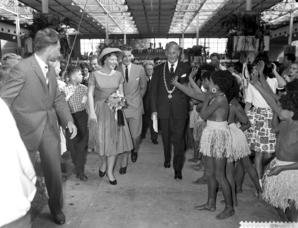 Nationale manifestatie van de Mobiele Brigade in Utrecht v.l.n.r. Prinses Beatri, Bestanddeelnr 911-3212
