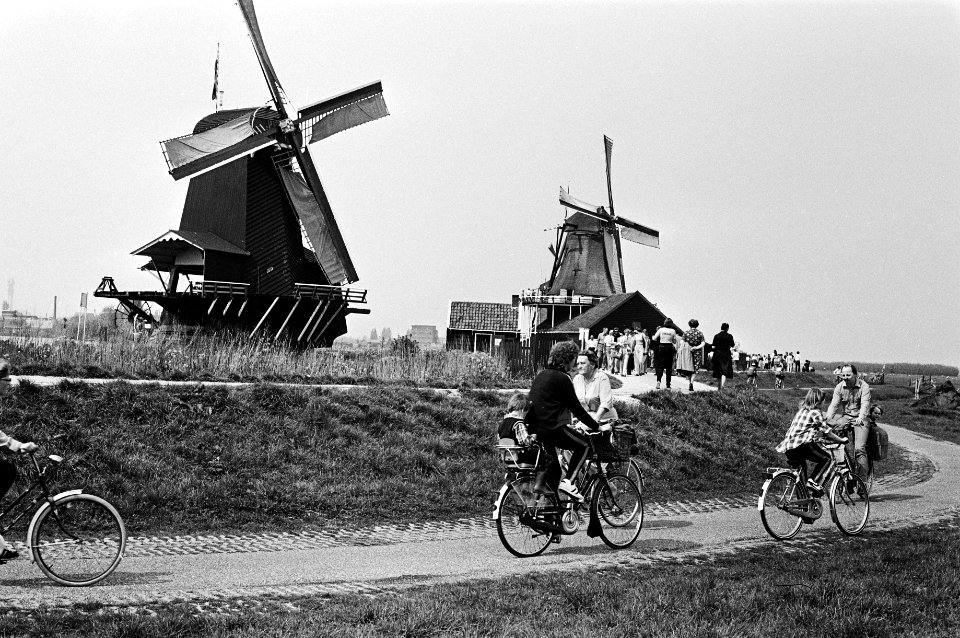 Nationale molendag en Landelijke fietsdag, veel fietsers bij molens op de Zaanse…, Bestanddeelnr 931-4769