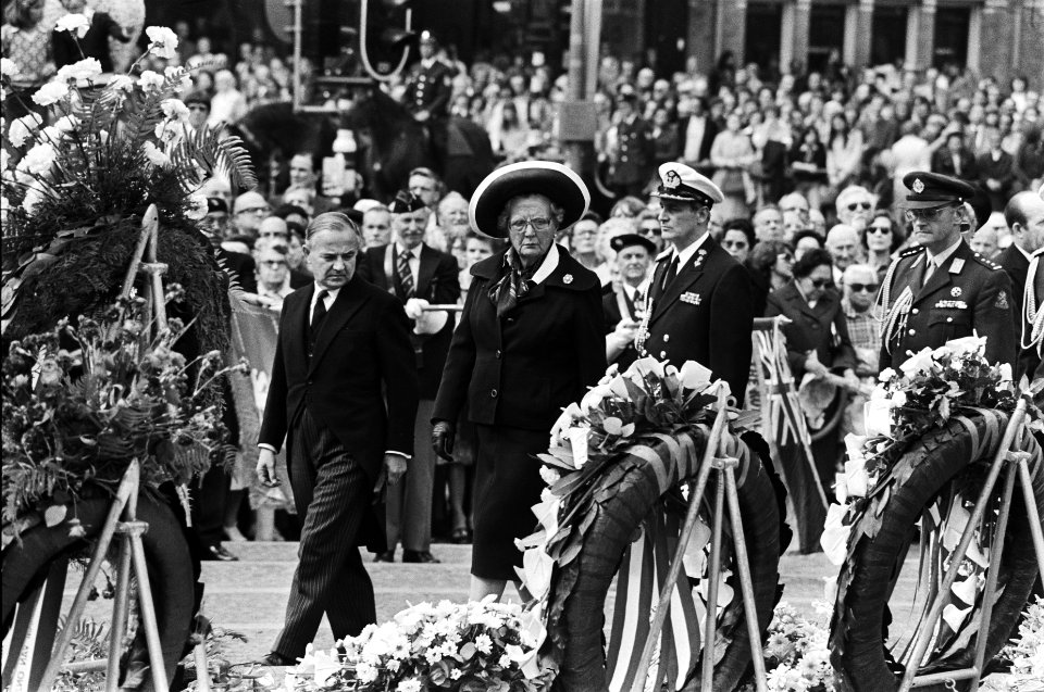 Nationale herdenking op de Dam 18 Juliana loopt met ex premier De Jong (voorz , Bestanddeelnr 929-7024