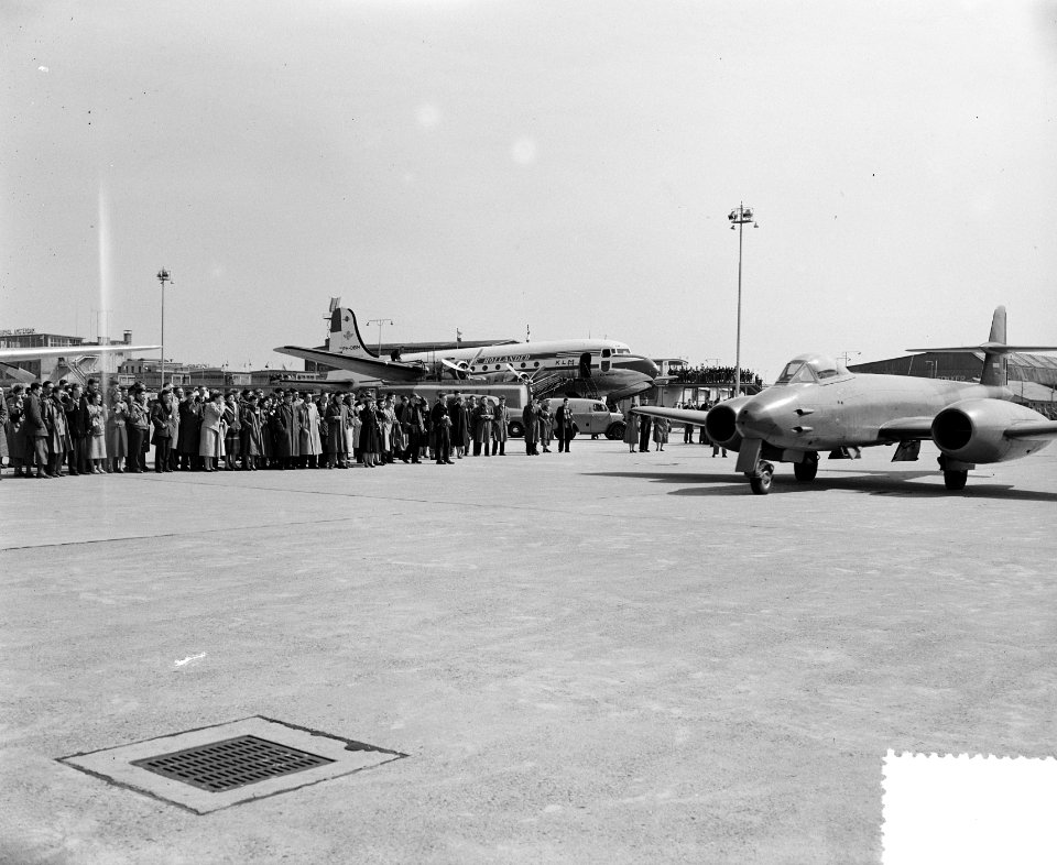 Nationale Luchtvaartdag Schiphol, o.a. bezoek scholieren, Bestanddeelnr 906-4074