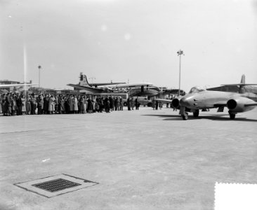 Nationale Luchtvaartdag Schiphol, o.a. bezoek scholieren, Bestanddeelnr 906-4074