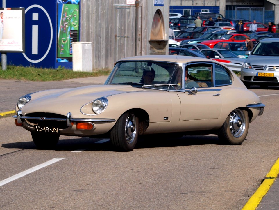 Nationale oldtimerdag Zandvoort 2010, JAGUAR E-TYPE 2+2, 12-49-JV pic1