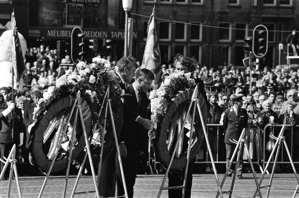 Nationale herdenking Hans van Mierlo (l) en Dries van Agt (r) leggen een krans , Bestanddeelnr 932-1383