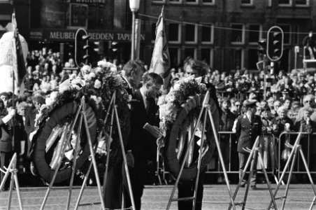 Nationale herdenking Hans van Mierlo (l) en Dries van Agt (r) leggen een krans , Bestanddeelnr 932-1383