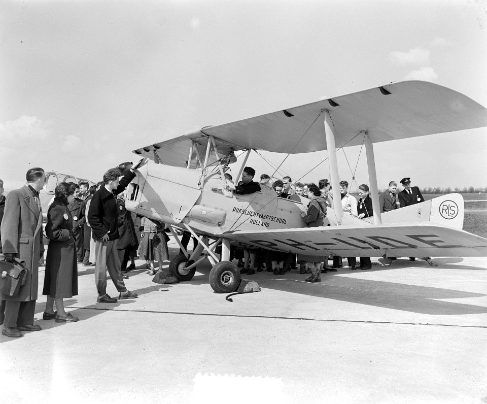 Nationale Luchtvaartdag Schiphol, o.a. bezoek scholieren, Bestanddeelnr 906-4071