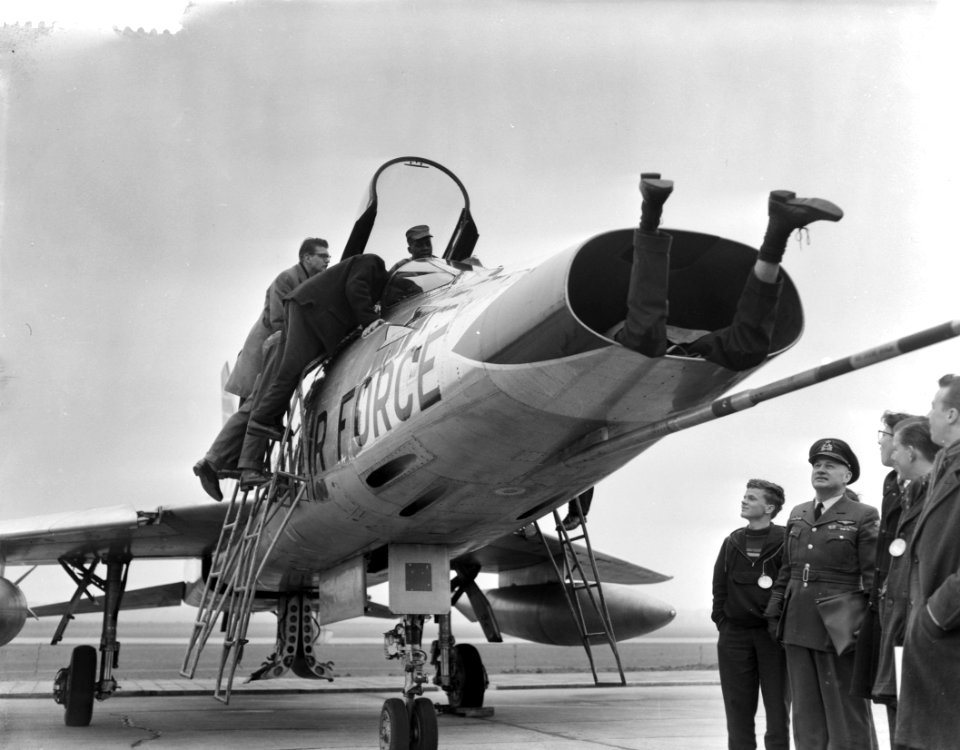 Nationale Luchtvaartdag op Soesterberg (jongen in straalmotor), Bestanddeelnr 910-2535