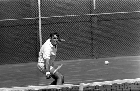 Nationale tenniskampioenschappen op Mets-banen te Scheveningen P. Van Eysden ak, Bestanddeelnr 922-6974