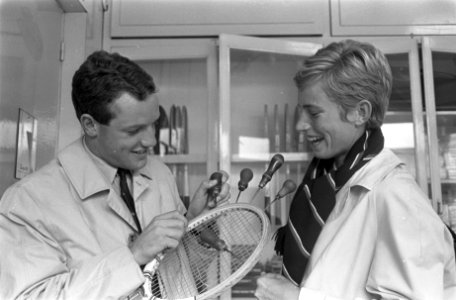 Nationale tenniskampioenschappen op Metsbanen, Tom Okker (links) en Trudy Groenm, Bestanddeelnr 919-4334