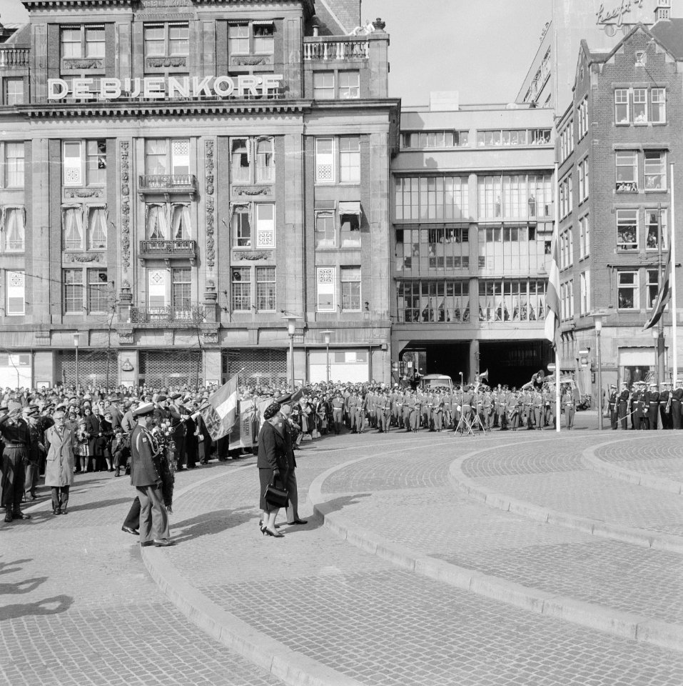 Nationale herdenking op de Dam, koningin Juliana en prins Bernhard leggen een kr, Bestanddeelnr 916-3871