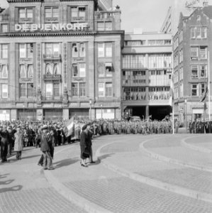 Nationale herdenking op de Dam, koningin Juliana en prins Bernhard leggen een kr, Bestanddeelnr 916-3871