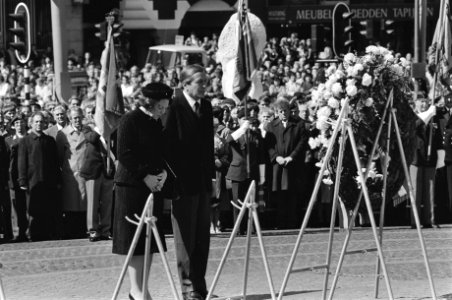 Nationale herdenking koningin Beatrix en prins Claus leggen een krans bij het N, Bestanddeelnr 932-1382