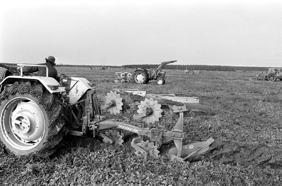 Nationale kampioenschappen ploegen in polder bij Lelystad ploegmachines in actie, Bestanddeelnr 927-5017