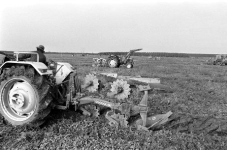 Nationale kampioenschappen ploegen in polder bij Lelystad ploegmachines in actie, Bestanddeelnr 927-5017