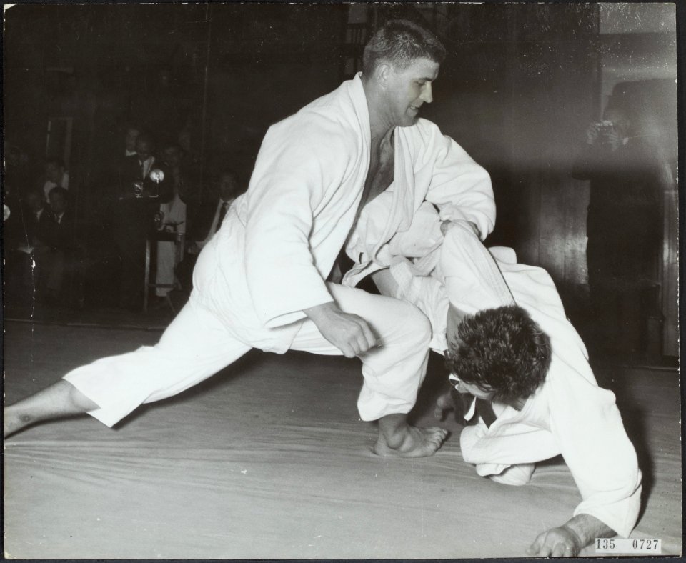 Nationale Kampioenschappen Judo te Utrecht. Anton Geesink (links) tegen Willem D, Bestanddeelnr 135-0727