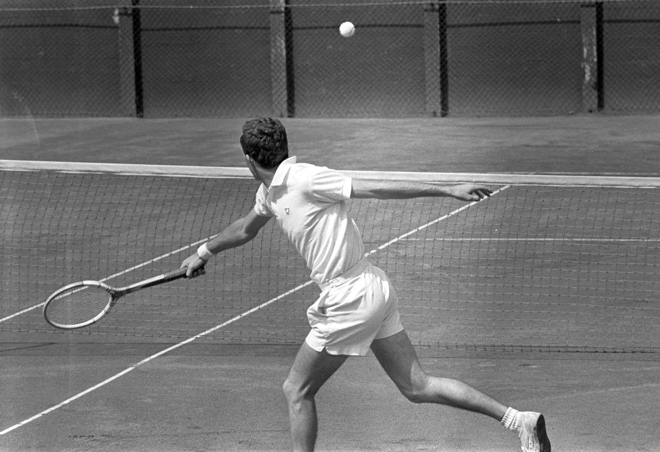 Nationale Tenniskampioenschappen op Metsbanen, Tom Okker in aktie, Bestanddeelnr 919-4354