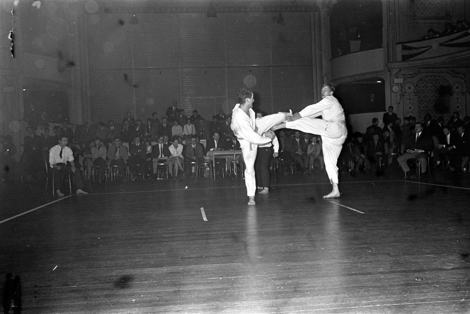 Nationale titel karate in Haagse dierentuin, finale T. Tromp (r) tegen J. A. van, Bestanddeelnr 920-1554