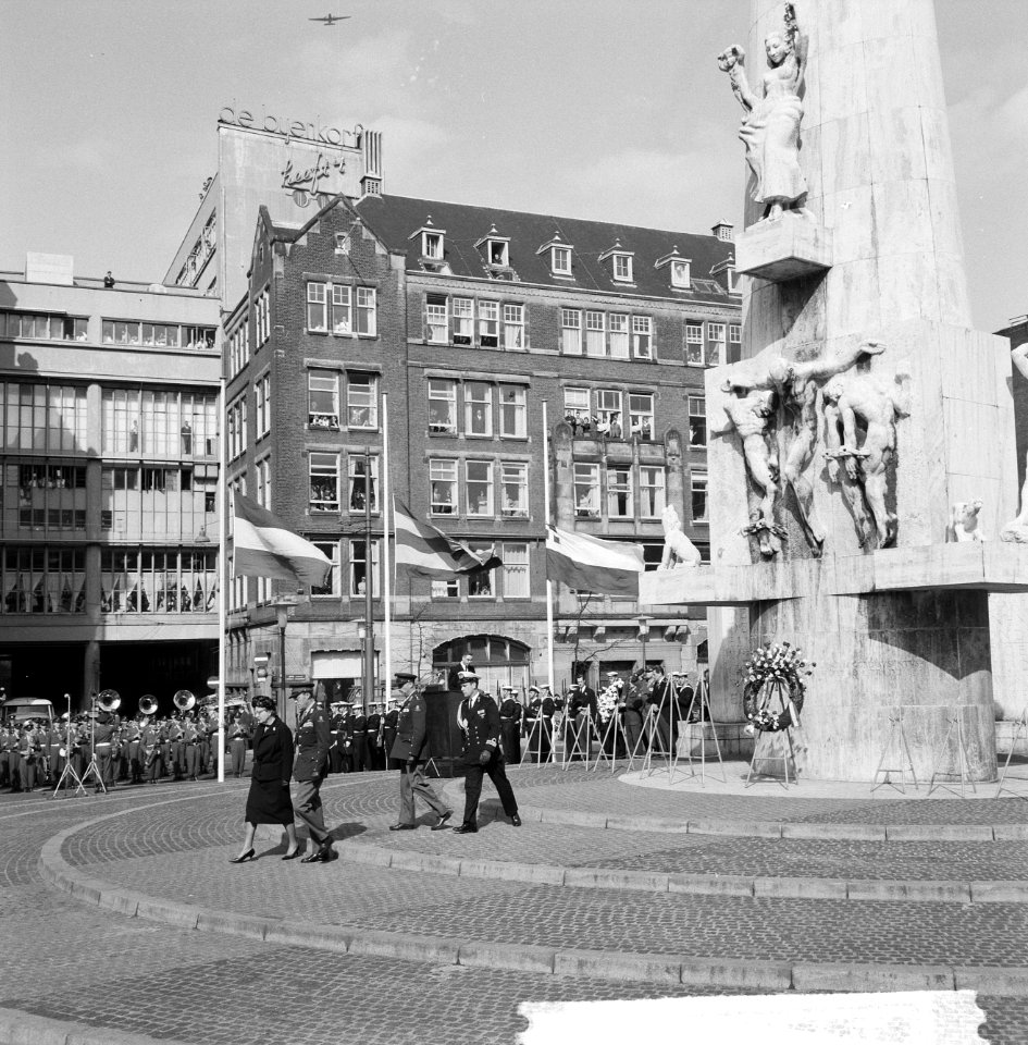 Nationale herdenking op de Dam, kranslegging, Bestanddeelnr 916-3874