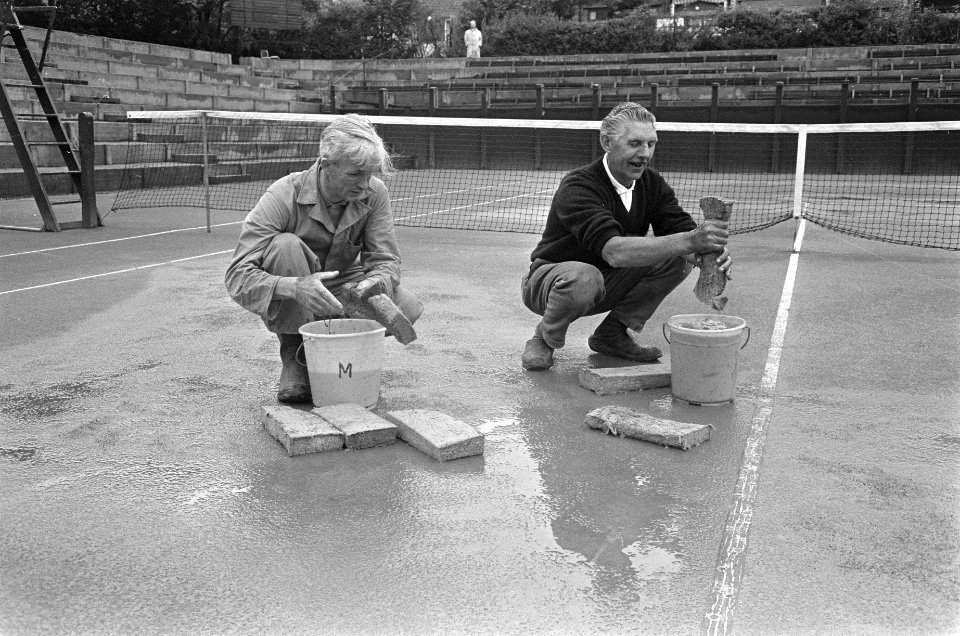 Nationale tenniskampioenschappen op Metsbanen, regen, met sponzen worden banen g, Bestanddeelnr 919-4335