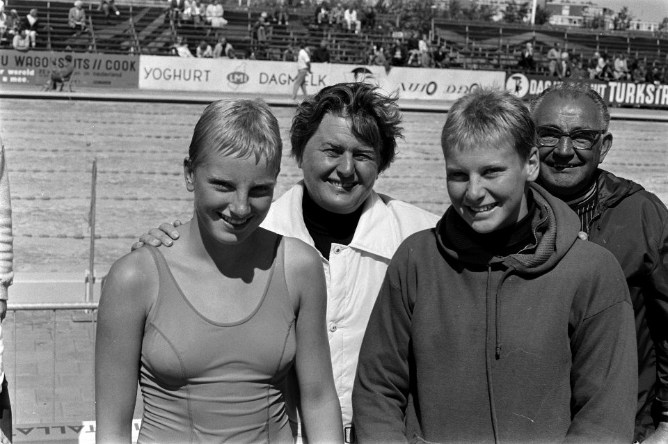 Nationale kampioenschappen zwemmen te Leeuwarden v.l.n.r. Hansje Bunschoten , W, Bestanddeelnr 923-6904