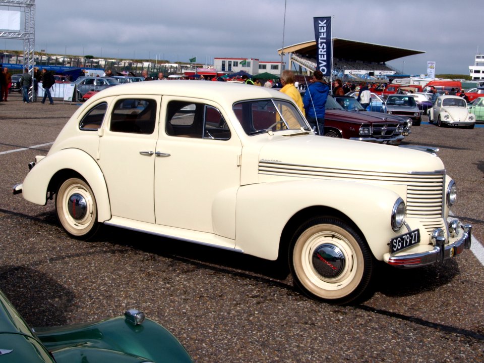 Nationale oldtimerdag Zandvoort 2010, 1950 OPEL KAPITAN pic7