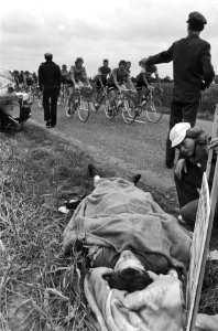 Nationale wielerkampioenschappen amateurs in Beek Beun ligt gewond op de grond , Bestanddeelnr 929-7884
