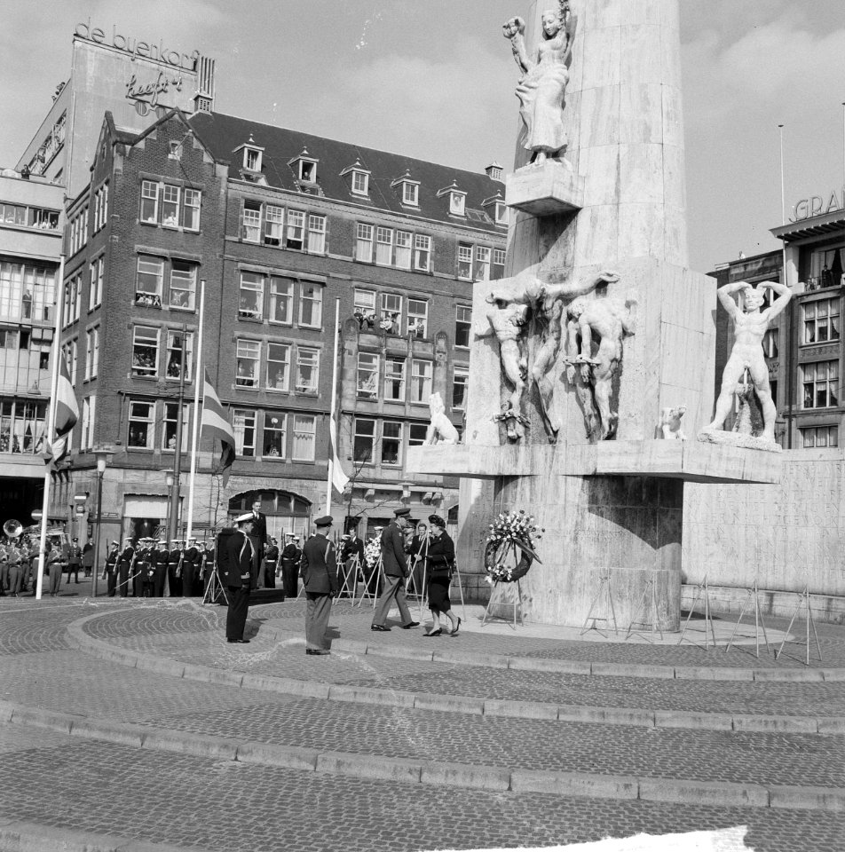 Nationale herdenking op de Dam, kranslegging, Bestanddeelnr 916-3875