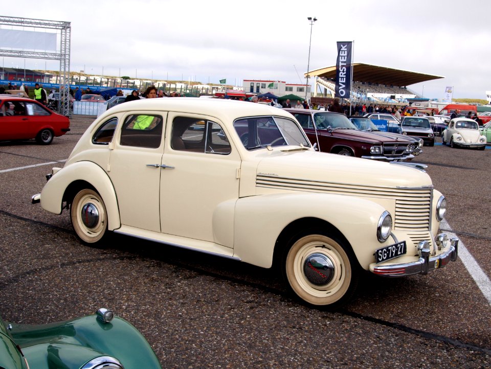 Nationale oldtimerdag Zandvoort 2010, 1950 OPEL KAPITAN pic5