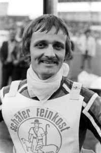 Nationale kampioenschappen motorspeedway Henry Kroeze in duel met Frits Koppe, Bestanddeelnr 929-8758