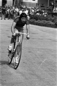 Nationale Superstars in Vlaardingen, Enith Birgitha op racefiets, Bestanddeelnr 928-7201