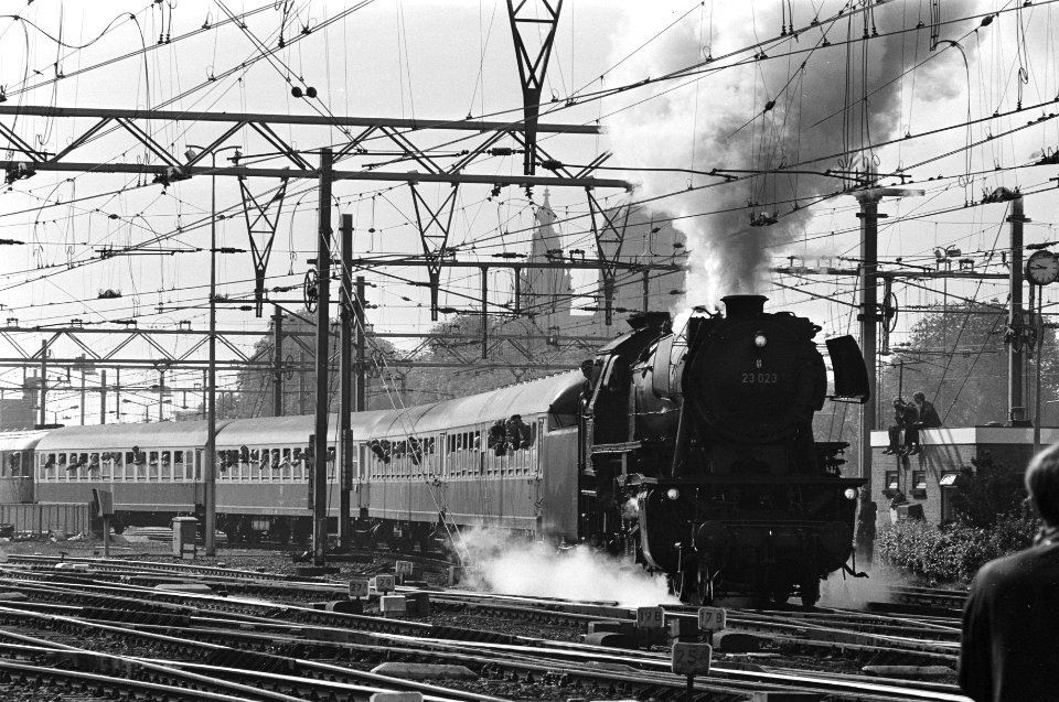 Nationale Stoomtreindag oude stoomlocomotief met trein vertrekt van CS Amsterda, Bestanddeelnr 932-9863