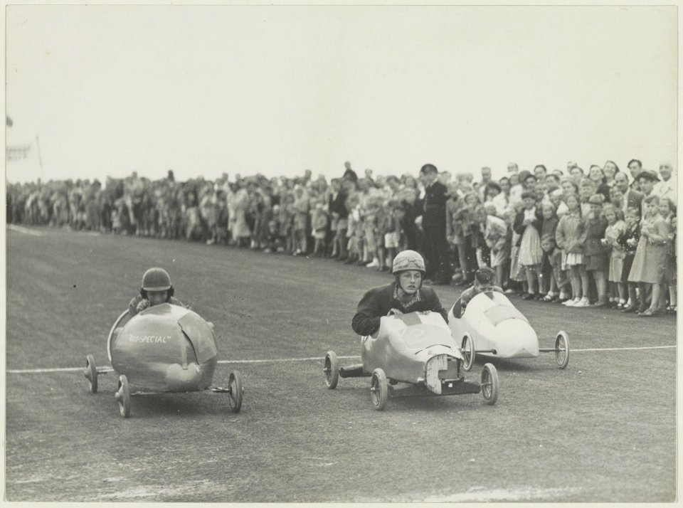 Nationale Zeepkistenrace op het circuit tijdens de Zandvoortse sportweek 1950. Links de winnaar G.H. Niggendijker uit Apeldoorn. NL-HlmNHA 54010295