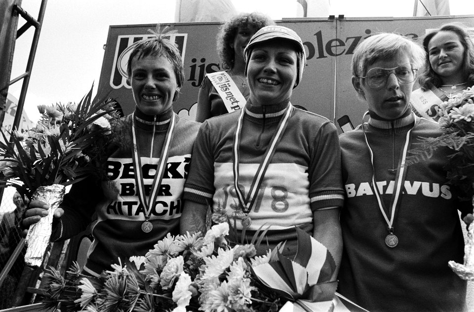 Nationale wielerkampioenschappen amateurs in Beek dames Keetie Hage in de bloem, Bestanddeelnr 929-7888