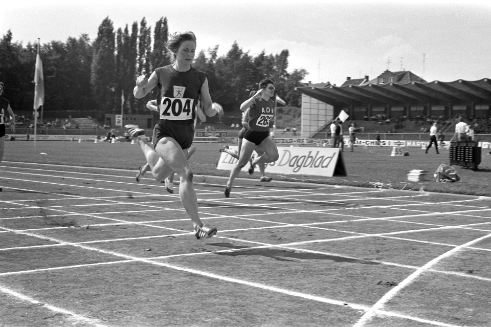 Nationale Atletiekkampioenschappen te Kerkrade, 100 meter dames links Wilma van , Bestanddeelnr 925-7903