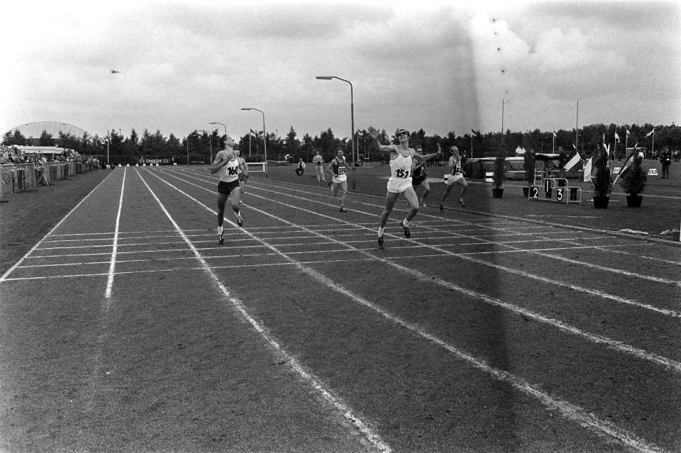 Nationale atletiekkampioenschappen in Haarlem negatiefnr. 24 finish 400m heren, Bestanddeelnr 923-7115