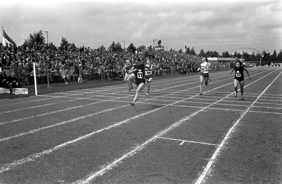 Nationale atletiekkampioenschappen in Haarlem finish 100 meter dames, winnares , Bestanddeelnr 923-7117
