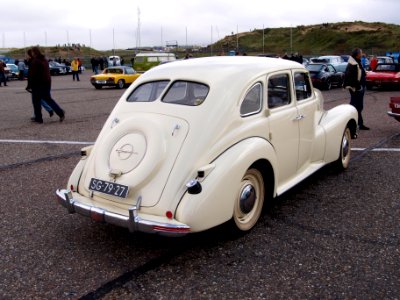 Nationale oldtimerdag Zandvoort 2010, 1950 OPEL KAPITAN pic2