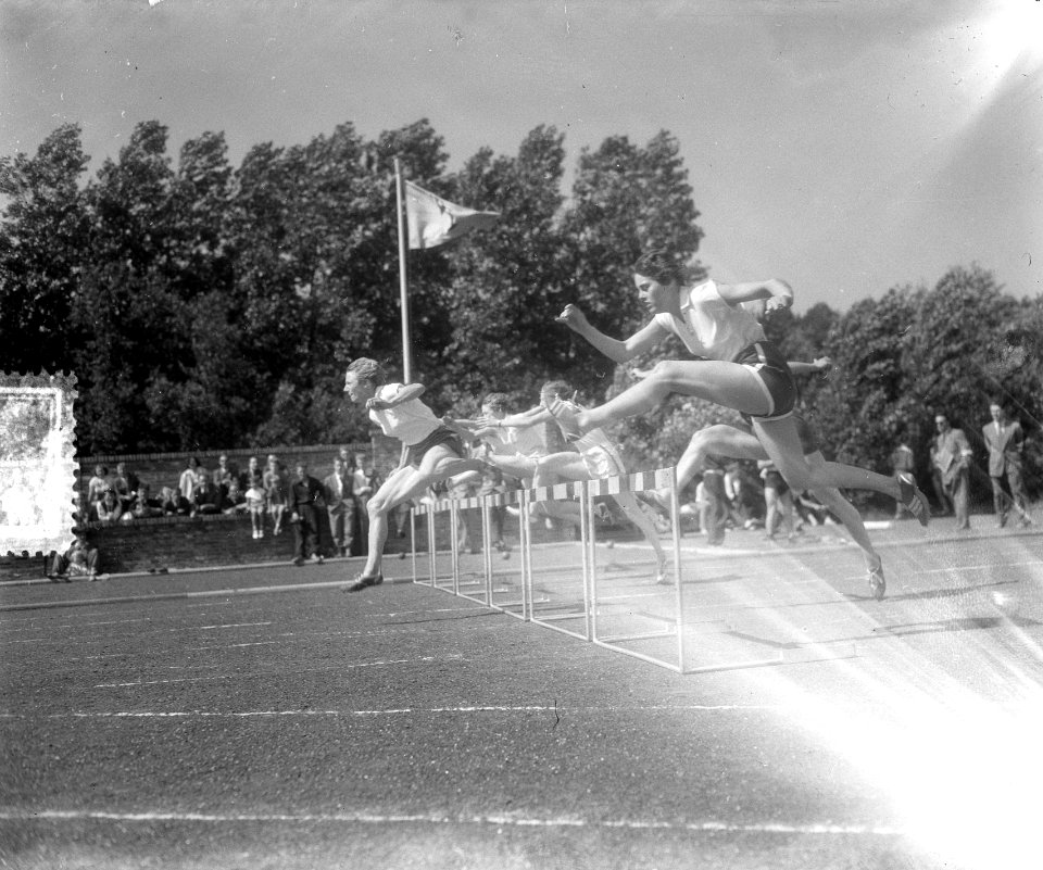Nationale Atletiekkampioenschappen Den Haag . 80m horden dames 1. Fanny Blankers, Bestanddeelnr 905-8447