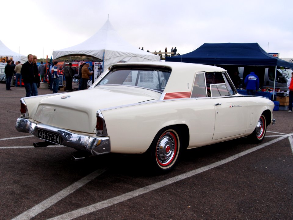 Nationale oldtimerdag Zandvoort 2010, 1963 STUDEBAKER GRAN TURISMO, AH-57-84 pic4