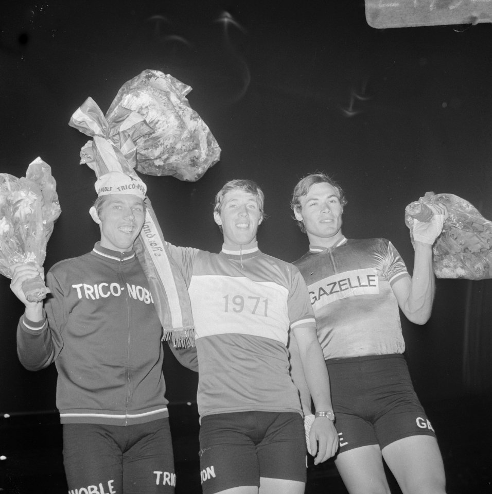 Nationale wielerkamp op de baan in Olympisch Stadion Amsterdam, huldiging Lijn L, Bestanddeelnr 924-7926