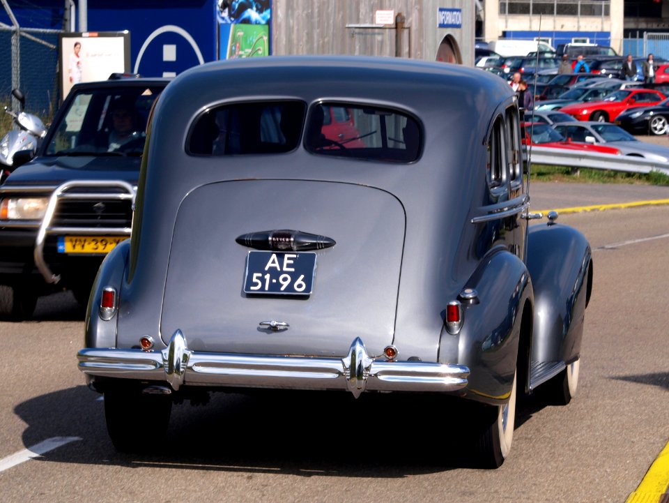 Nationale oldtimerdag Zandvoort 2010, 1937 BUICK SUPER AE-51-96