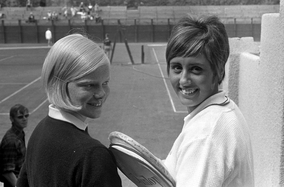 Nationale Tenniskampioenschappen te Scheveningen. Nummer 7 Astrid Suurbeek (voor, Bestanddeelnr 920-5786