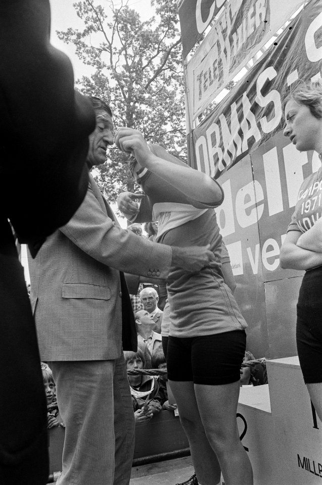 Nationale wielrenkampioenschappen voor dames Keetie van Oosten-Hage krijgt trui, Bestanddeelnr 927-2739