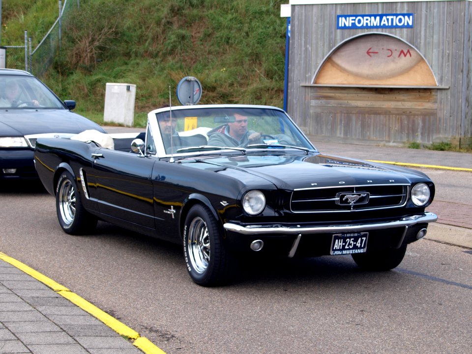 Nationale oldtimerdag Zandvoort 2010, 1965 FORD MUSTANG CONVERTIBLE, AH-25-47 pic1