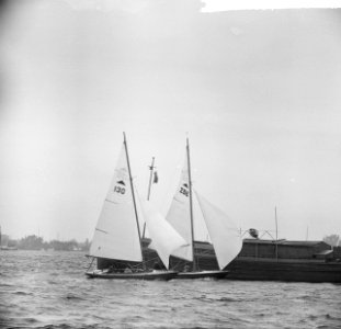 Nationale zeilwedstrijden op de Westeinder Plassen . Pampusklasse langs de boei, Bestanddeelnr 915-3409